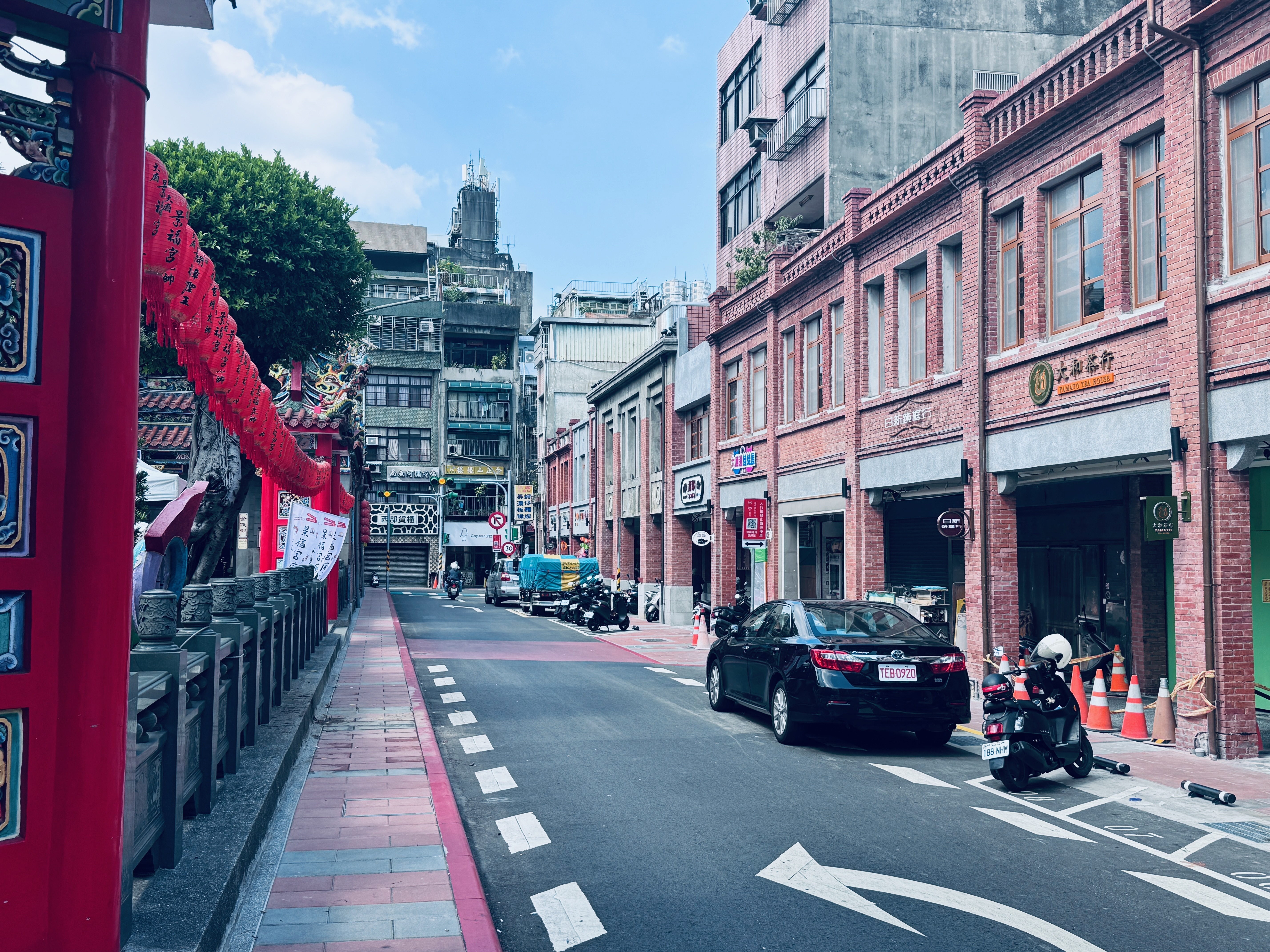 周邊建物立面減法，重現街區歷史樣貌（照片來源：董崑華攝）（至2025年8月底仍在施工中）