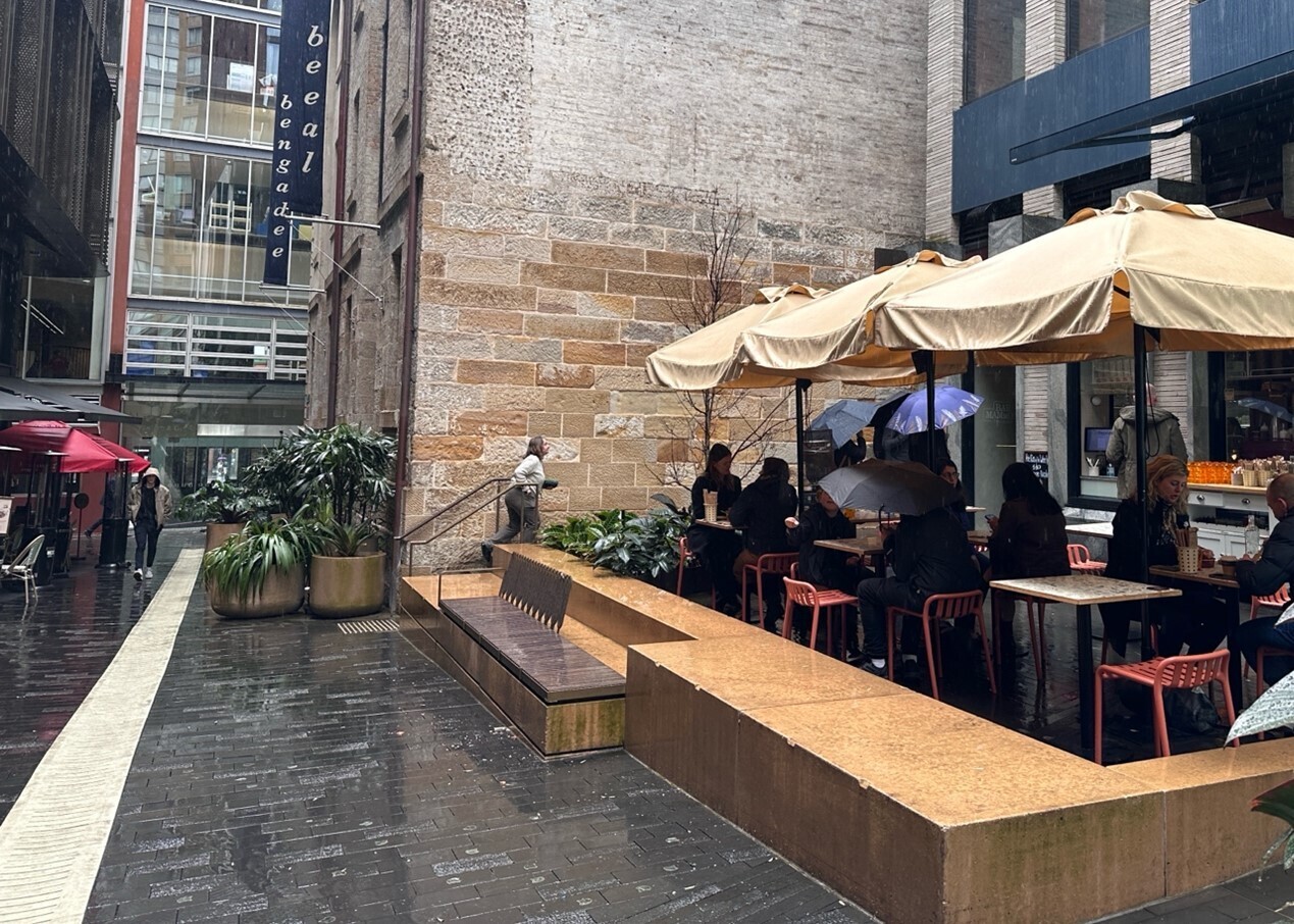 開放空間中街道角落的座椅、階梯之整合設計