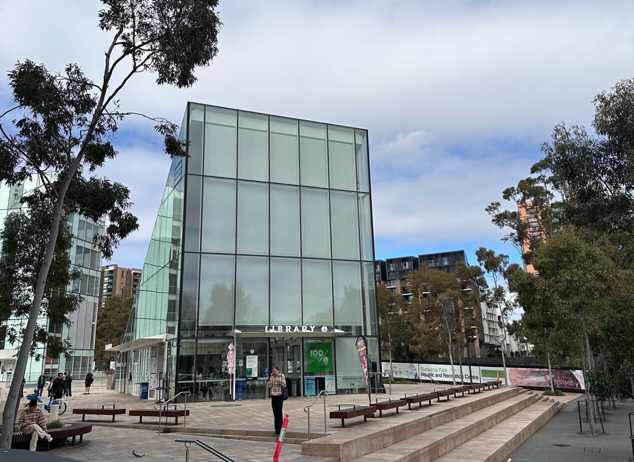 公共圖書館入口廣場充足的座椅，每個階梯不論高差皆設置扶手