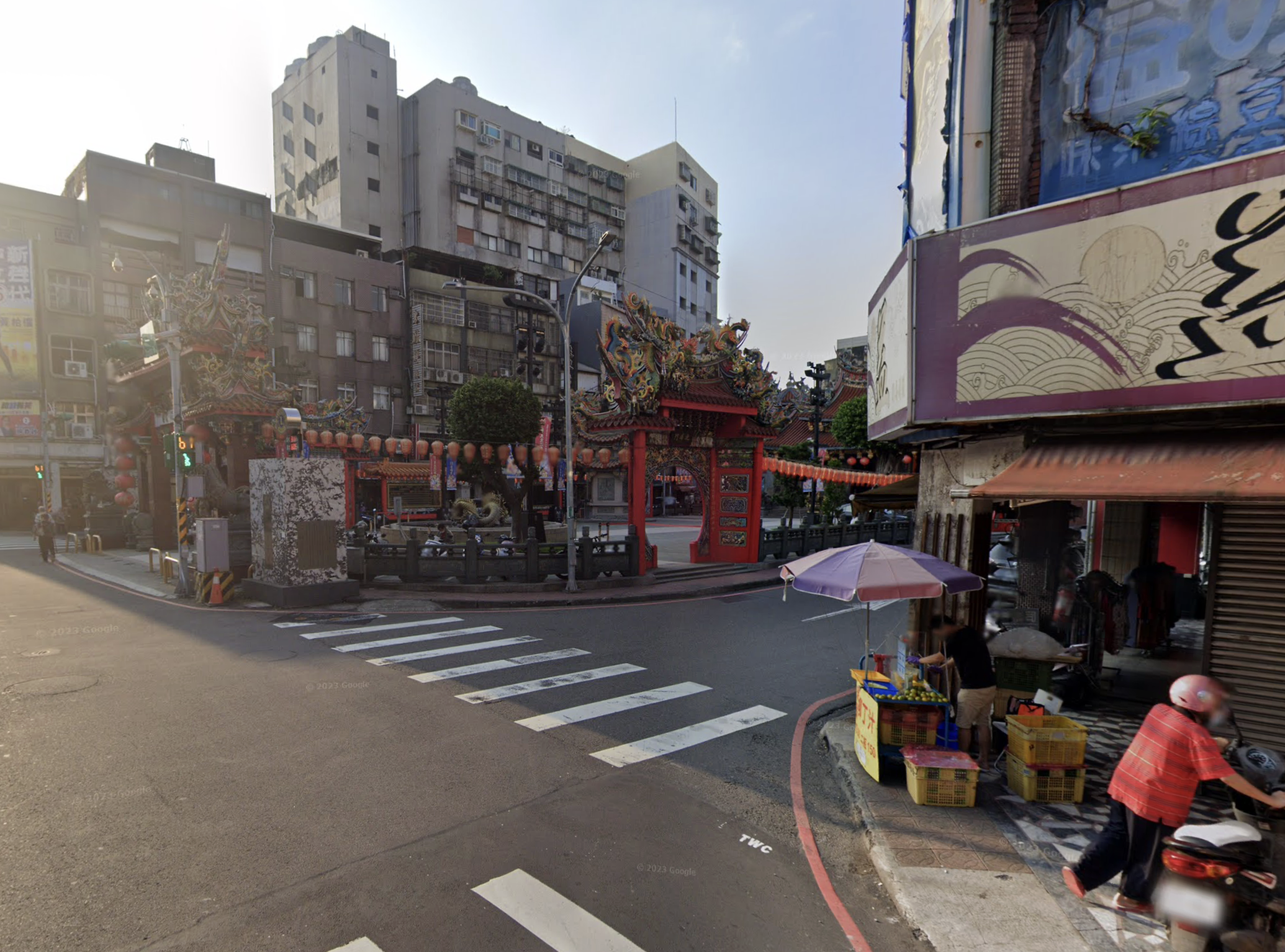 騎樓遭商業與機車佔用，以及建築立面元素的反覆疊加（照片來源：Google Maps）