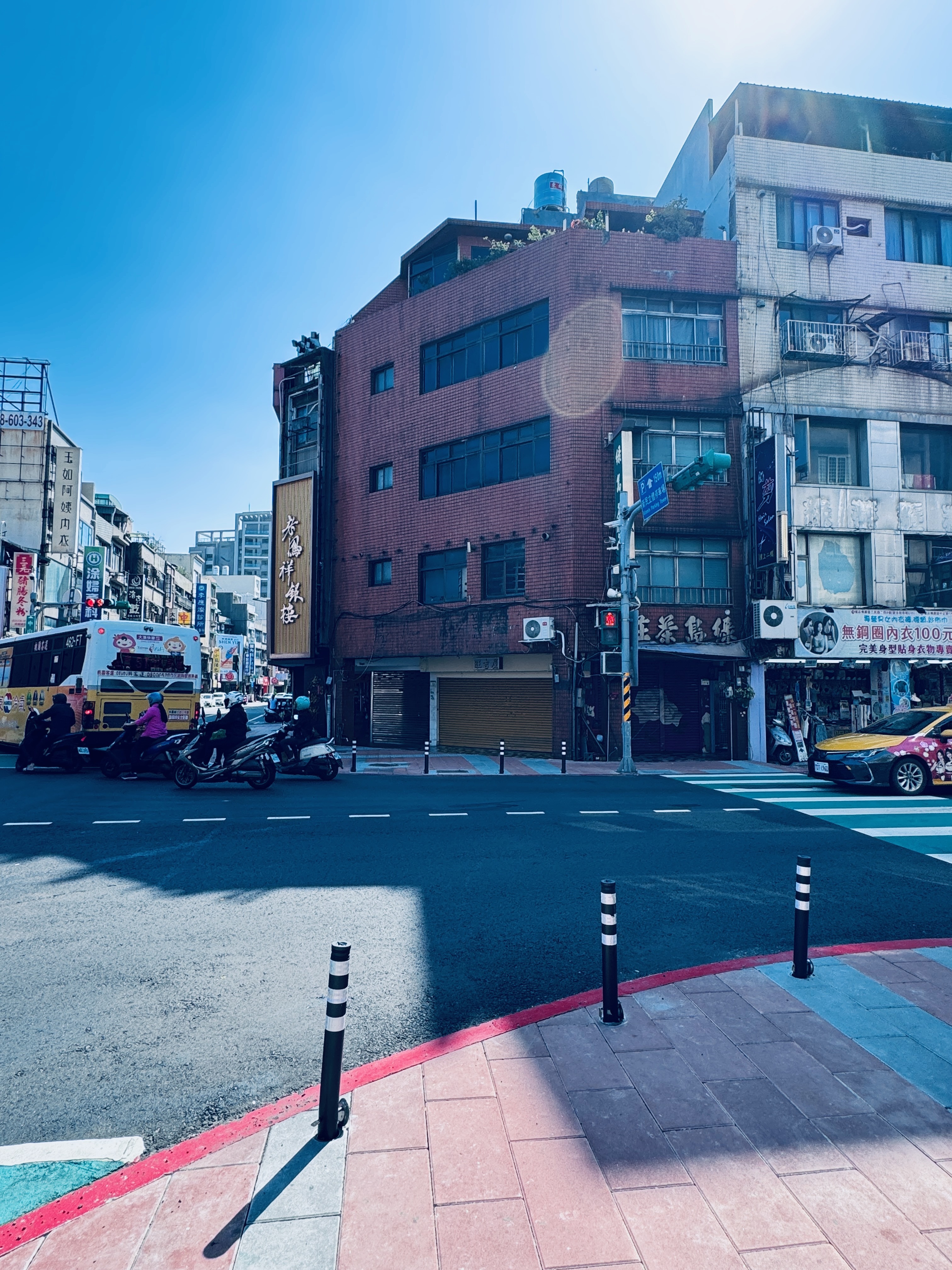 新設置路口金屬車阻柱易因不當駕駛行為而損壞（照片來源：董崑華攝）